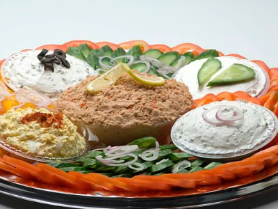 מגש ירקות וסלטים + 10 בייגל